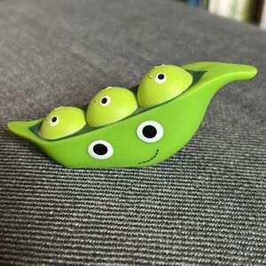 Peas in a pod figurine